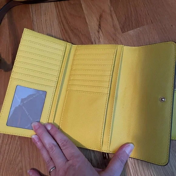 Michael Kors bag and 2 wallets - Picture 4 of 6